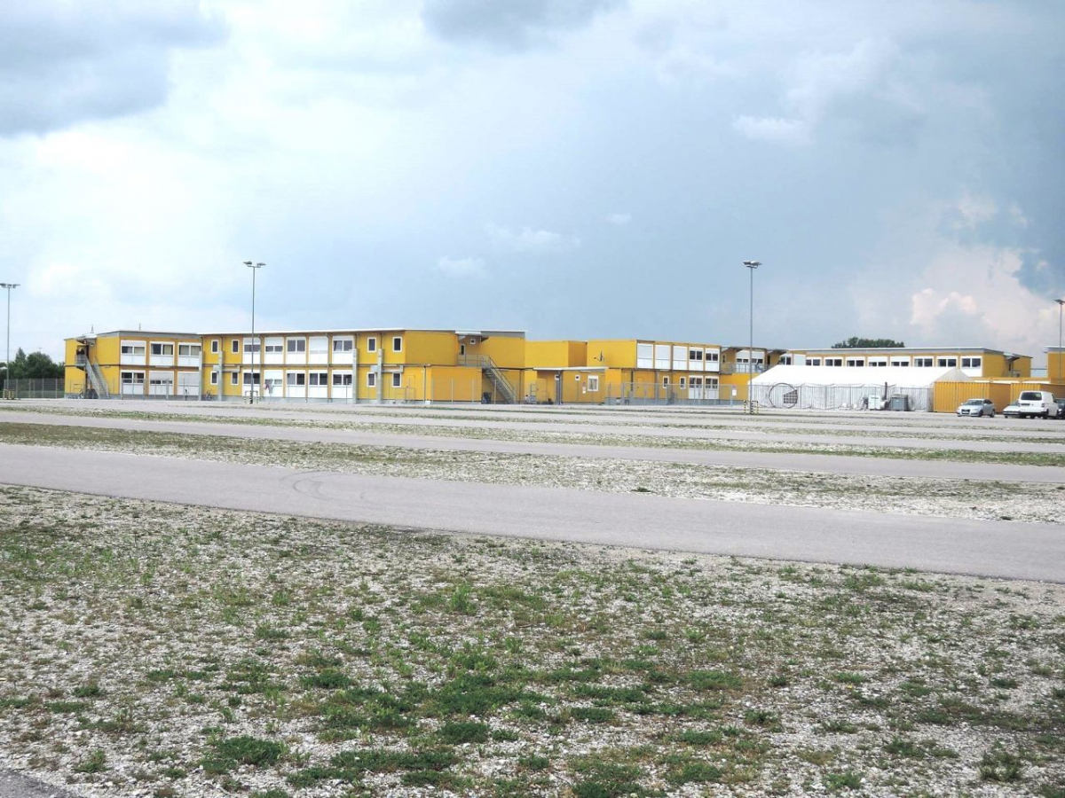 Bayerisches Anker-Zentrum Ingolstadt, 2016: In der Einrichtung werden verschiedene Konzepte erprobt, um die Rückführbarkeit von Asylsuchenden zu erhöhen. (Bayerischer Flüchtlingsrat) Bayerisches Anker-Zentrum Ingolstadt, 2016: In der Einrichtung werden verschiedene Konzepte erprobt, um die Rückführbarkeit von Asylsuchenden zu erhöhen. (Bayerischer Flüchtlingsrat)