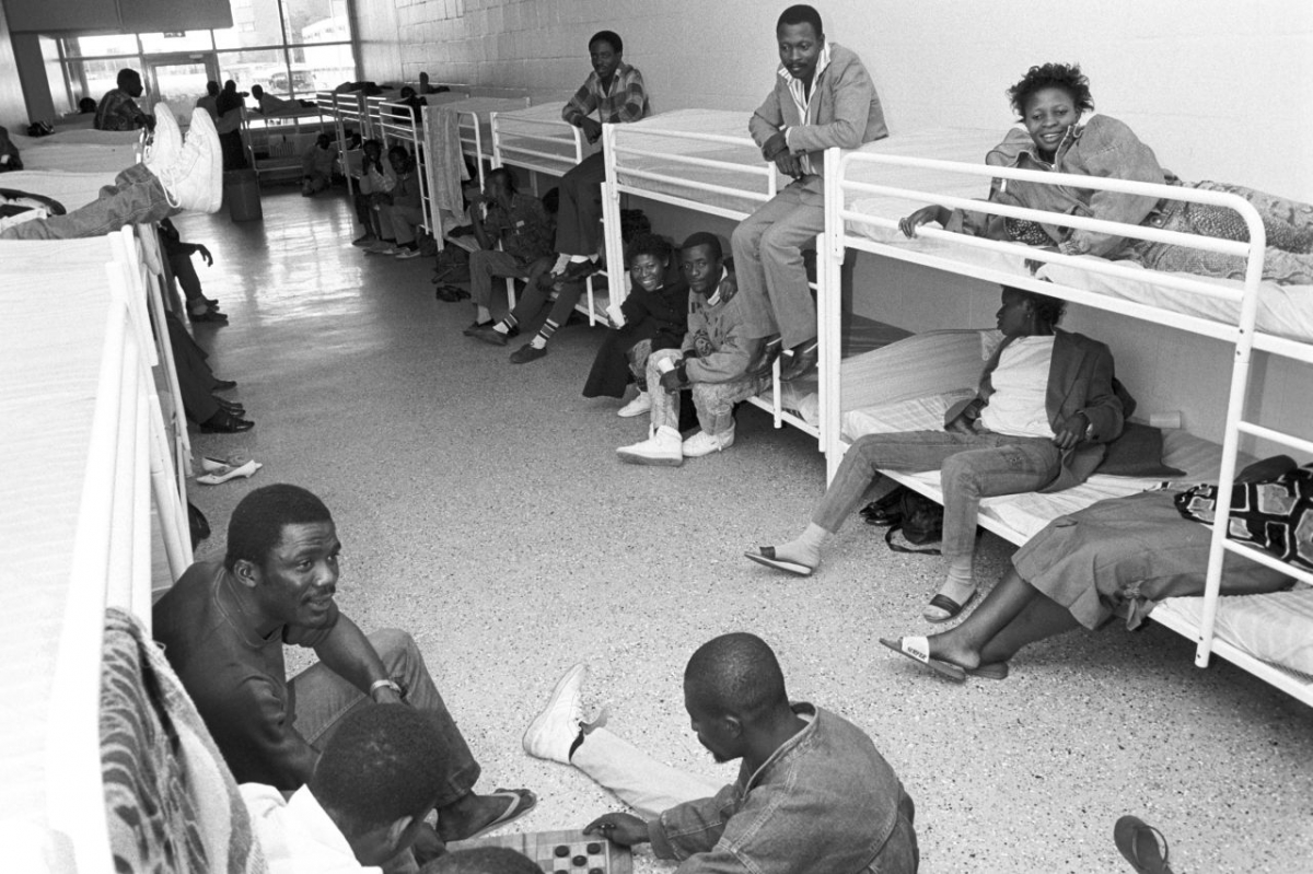 Gemischte Unterbringung ankommender Asylbewerber:innen auf dem Frankfurter Flughafen, März 1989. Fotos wie dieses – namenlose Geflüchtete in der sterilen Umgebung einer Sammelunterkunft – sind typisch für die Bildsprache der Asyldebatte; sie lassen Asylsuchende als passiv und als Teil einer anonymen Menge erscheinen. Vgl. Weimar, Presseberichterstattung (Anm. 33), S. 194f. (picture-alliance/dpa/Karin Hill) Gemischte Unterbringung ankommender Asylbewerber:innen auf dem Frankfurter Flughafen, März 1989. Fotos wie dieses – namenlose Geflüchtete in der sterilen Umgebung einer Sammelunterkunft – sind typisch für die Bildsprache der Asyldebatte; sie lassen Asylsuchende als passiv und als Teil einer anonymen Menge erscheinen. Vgl. Weimar, Presseberichterstattung (Anm. 33), S. 194f. (picture-alliance/dpa/Karin Hill)