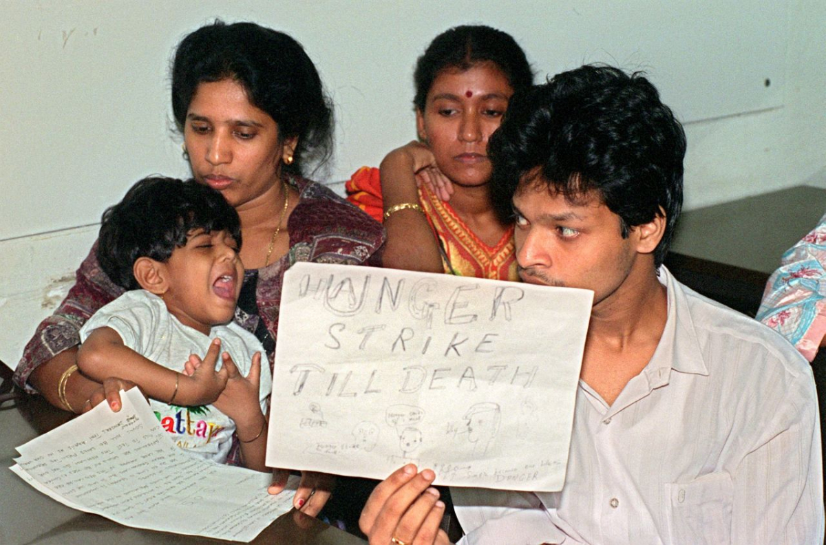 Zwei Tage nach Beginn des Hungerstreiks im Asylbereich auf dem Frankfurter Flughafen im Juli 1993 entstand dieses Bild für die Presse. Um eine mediale Außenwirkung zu erzielen, waren die Streikenden auf den Flughafensozialdienst bzw. auf Flüchtlingsgruppen als Mittler angewiesen. (picture-alliance/dpa/Oliver Berg) Zwei Tage nach Beginn des Hungerstreiks im Asylbereich auf dem Frankfurter Flughafen im Juli 1993 entstand dieses Bild für die Presse. Um eine mediale Außenwirkung zu erzielen, waren die Streikenden auf den Flughafensozialdienst bzw. auf Flüchtlingsgruppen als Mittler angewiesen. (picture-alliance/dpa/Oliver Berg)