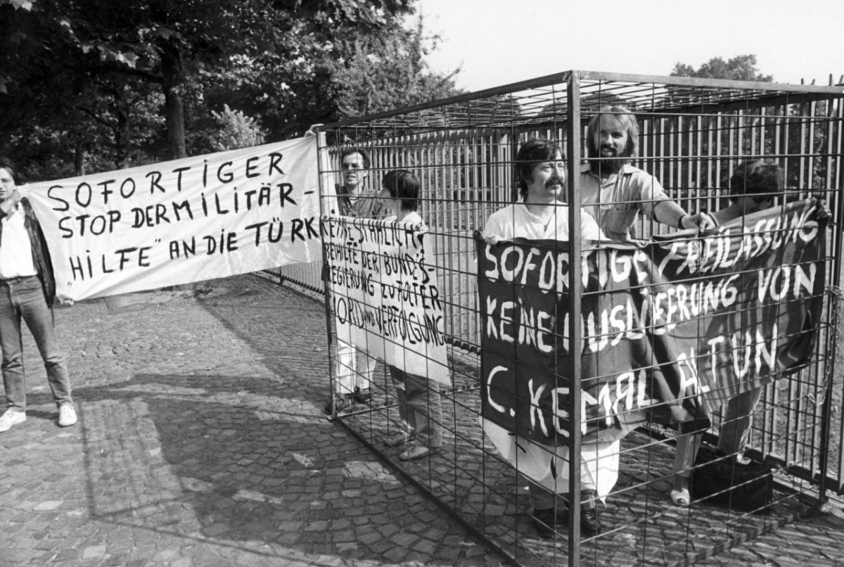 Der Liedermacher und Dichter Wolf Biermann, der Grünen-Geschäftsführer Lukas Beckmann und die Grünen-Bundestagsabgeordnete Petra Kelly protestierten am 16. Juli 1983 vor dem Kanzleramt in Bonn gegen Altuns drohende Auslieferung und Abschiebung. (picture-alliance/dpa/Egon Steiner) Der Liedermacher und Dichter Wolf Biermann, der Grünen-Geschäftsführer Lukas Beckmann und die Grünen-Bundestagsabgeordnete Petra Kelly protestierten am 16. Juli 1983 vor dem Kanzleramt in Bonn gegen Altuns drohende Auslieferung und Abschiebung. (picture-alliance/dpa/Egon Steiner)