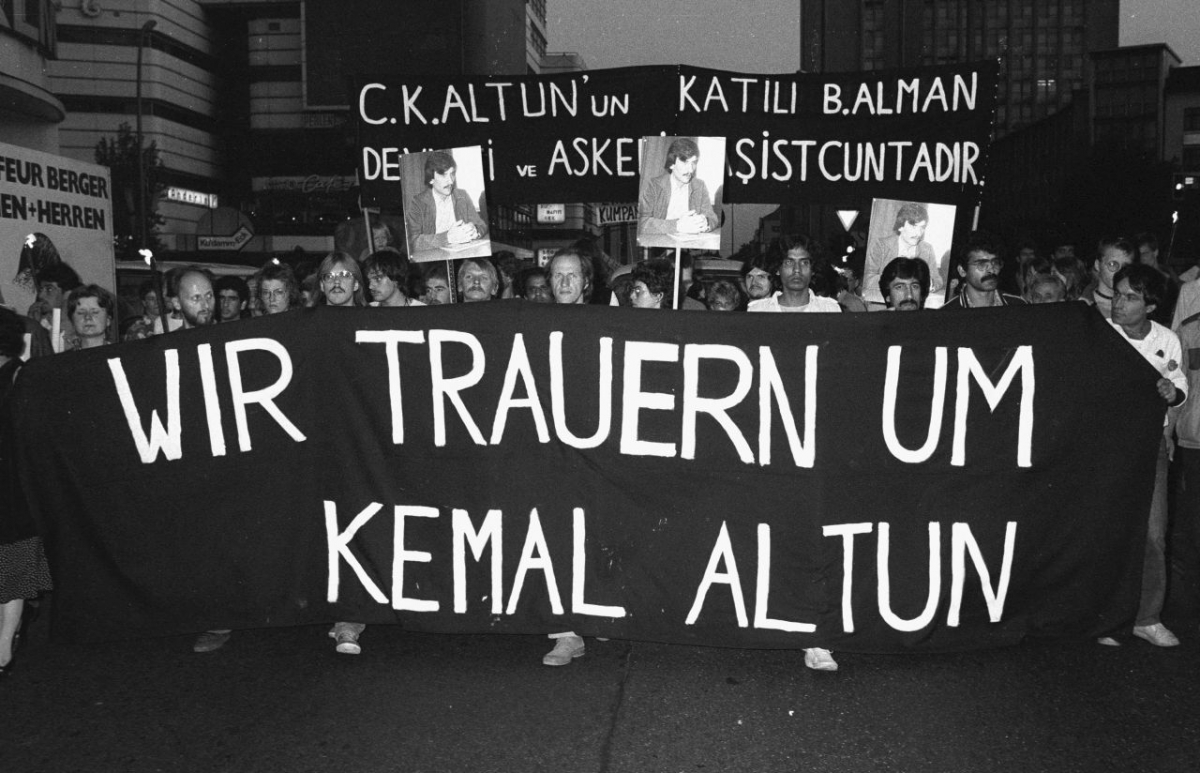 Schweigemarsch im Gedenken an Cemal Kemal Altun (1960–1983), West-Berlin, 4. September 1983 (Manfred Kraft/Umbruch Bildarchiv) Schweigemarsch im Gedenken an Cemal Kemal Altun (1960–1983), West-Berlin, 4. September 1983 (Manfred Kraft/Umbruch Bildarchiv)