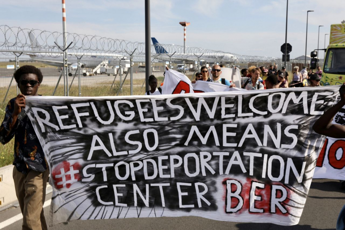 Die Proteste am Flughafen Berlin Brandenburg (BER) gingen im Jahr 2023 weiter. Dort wurde ein »Ausreisegewahrsam« eingerichtet und wird voraussichtlich noch erweitert. Je nach politischer Perspektive ist von einem »Ein- und Ausreisezentrum« oder einem »Abschiebezentrum« die Rede. (catwithanicecamera/Umbruch Bildarchiv; Foto vom Juni 2023) Die Proteste am Flughafen Berlin Brandenburg (BER) gingen im Jahr 2023 weiter. Dort wurde ein »Ausreisegewahrsam« eingerichtet und wird voraussichtlich noch erweitert. Je nach politischer Perspektive ist von einem »Ein- und Ausreisezentrum« oder einem »Abschiebezentrum« die Rede. (catwithanicecamera/Umbruch Bildarchiv; Foto vom Juni 2023)