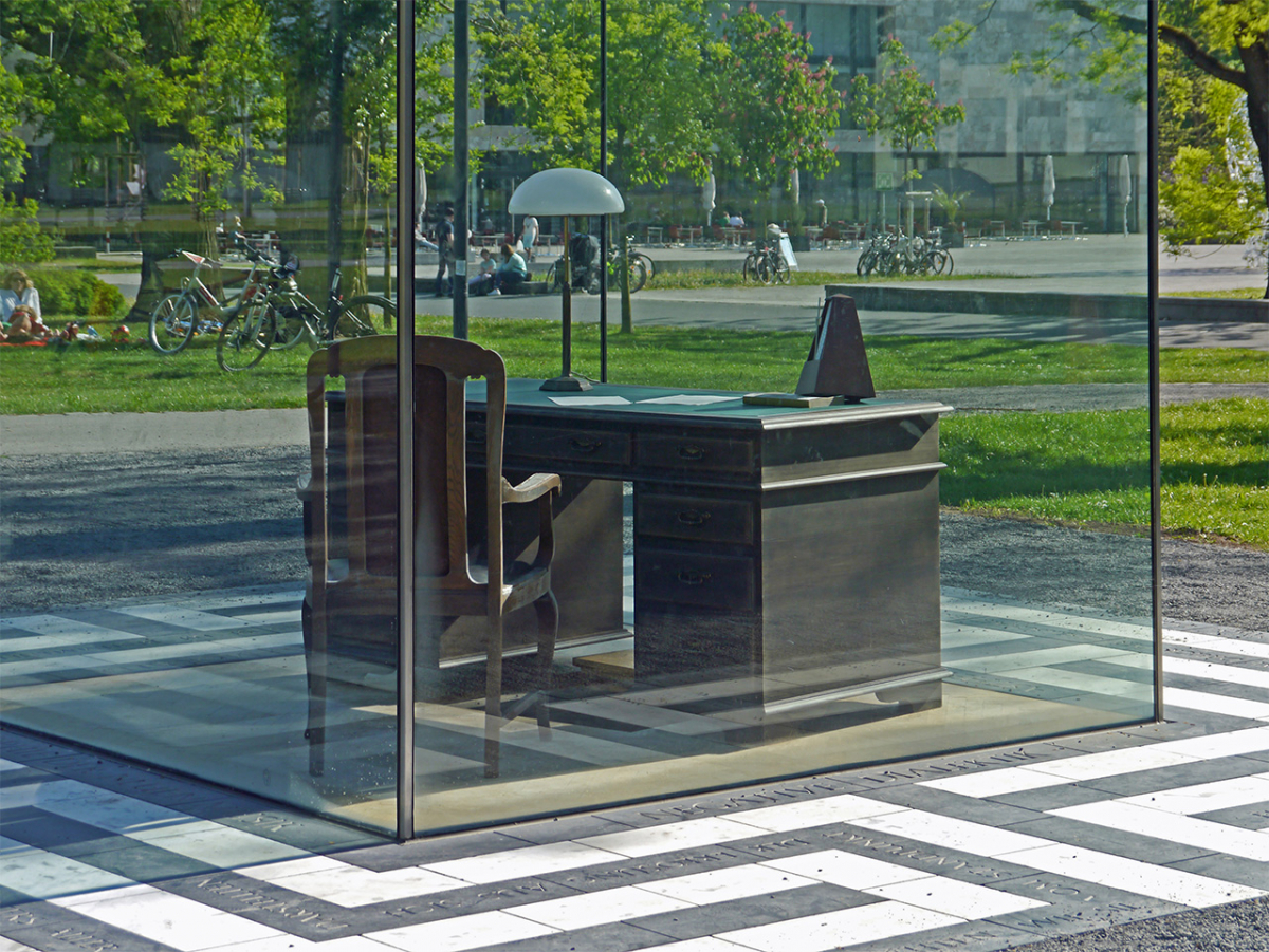 Adorno-Denkmal auf dem Campus Westend in Frankfurt a.M., gestaltet von Vadim Zakharov. Das Werk wurde 2003 zunächst auf dem damaligen Theodor-W.-Adorno-Platz in Frankfurt-Bockenheim eingeweiht, 2016 dann an den heutigen Standort auf dem Universitätsgelände gebracht. Wikimedia Commons, Simsalabimbam, Adorno-Denkmal-Campus-Westend-2016-Ffm-868, CC BY-SA 4.0 Adorno-Denkmal auf dem Campus Westend in Frankfurt a.M., gestaltet von Vadim Zakharov. Das Werk wurde 2003 zunächst auf dem damaligen Theodor-W.-Adorno-Platz in Frankfurt-Bockenheim eingeweiht, 2016 dann an den heutigen Standort auf dem Universitätsgelände gebracht.