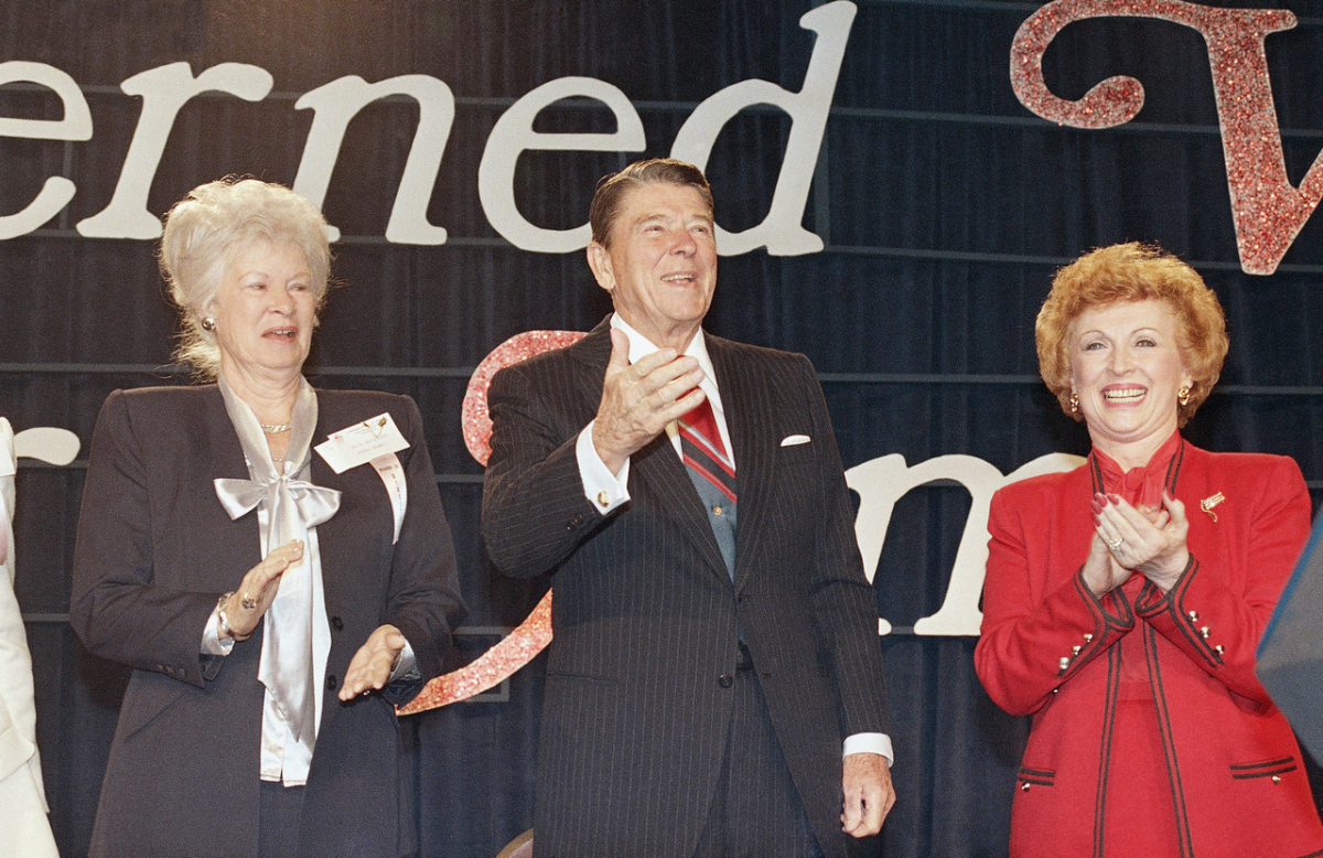 US-Präsident Ronald Reagan und Beverly LaHaye (rechts im Bild) bei einer Versammlung der Concerned Women for America in Arlington, September 1987 (picture-alliance/Associated Press/Scott Stewart)