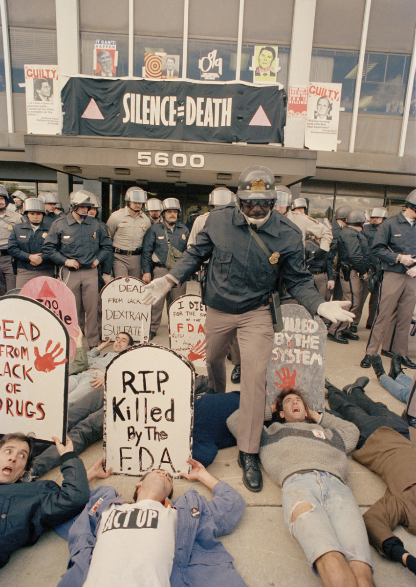 Rockville, 11. Oktober 1988: Protest von ACT UP vor der Food and Drug Administration, mit dem Slogan »SILENCE = DEATH« und dem (umgekehrten) Rosa Winkel im Hintergrund (picture-alliance/AP Images/J. Scott Applewhite)