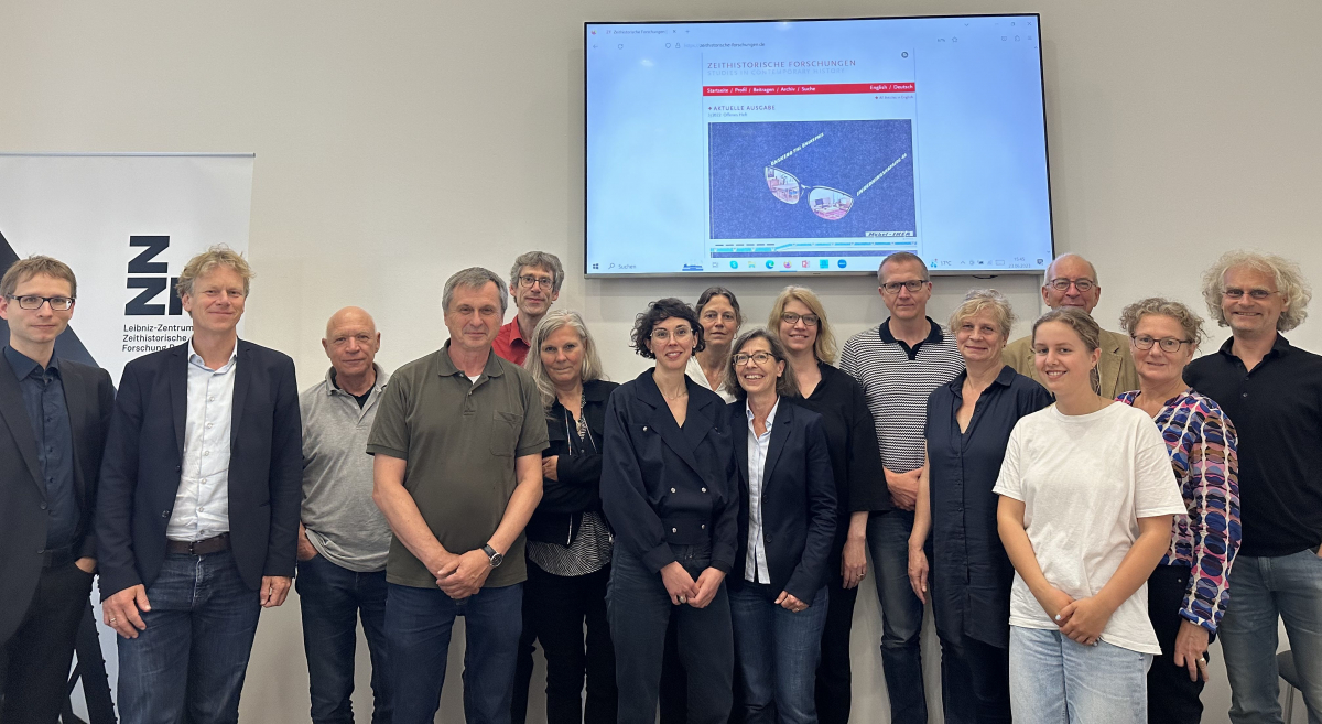 Beiratssitzung der »Zeithistorischen Forschungen« im Juni 2023; von links nach rechts: Kai Pätzke (Vandenhoeck & Ruprecht), Frank Bösch (Herausgeber), Michael Wildt (Beirat), Jürgen Danyel (Redaktion), Jan-Holger Kirsch (Redaktion), Iris Schröder (Beirat), Veronika Settele (Redaktion), Annette Vowinckel (Redaktion), Julia Angster (Beirat), Nina Verheyen (Redaktion), Rüdiger Graf (Redaktion), Christine Bartlitz (Redaktion), Alma Bender (stud. Hilfskraft), Martin Sabrow (Herausgeber), Irmgard Zündorf (Redaktion), Jens Brinkmann (Redaktion) (Foto: Janaina Ferreira dos Santos, ZZF)