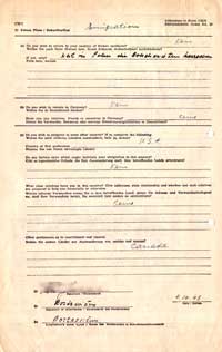Ein ausgefülltes CM 1-Formblatt der International Refugee Organization (IRO). Mit diesem Formblatt beantragte ein Flüchtling (Displaced Person) die Hilfe der IRO. Sie konnte durch die Aufnahme in ein Flüchtlingslager (DP Camp) gewährt werden. Der Antragsteller musste über seine Beschäftigungsverhältnisse der letzten zwölf Jahre Auskunft geben sowie für diesen Zeitraum auch seine Wohnorte nennen. Deutsche Staatsangehörige wurden nicht von der IRO unterstützt. Die IRO hatte die Aufgabe, die Flüchtlinge wieder anzusiedeln. Aus diesem Grund wurde die Auswanderung unterstützt, wie aus der letzten Seite des Formblatts hervorgeht. Im vorliegenden Fall wollte der Antragsteller in die USA oder nach Kanada emigrieren, da in seiner Heimat Polen „die Bolschewisten herrschen“. (zum Vergrößern anklicken; Quelle: ISD Arolsen)