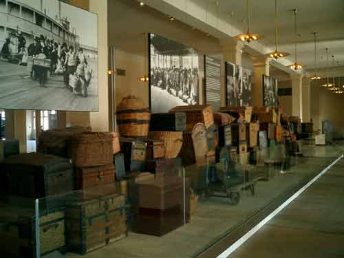 Die Installation im Eingangsbereich des Museums soll die Situation im ehemaligen 'Baggage Room' nachempfinden lassen.