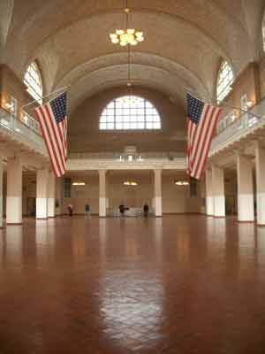 Die mächtige 'Registry Hall' bildet das atmosphärische Kernstück des Museums.