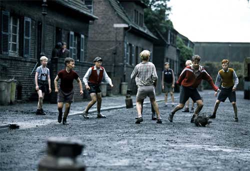 Kinder beim Fußballspielen