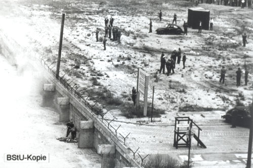 DDR-Grenzpolizisten transportieren den schwerverletzten Peter Fechter ab