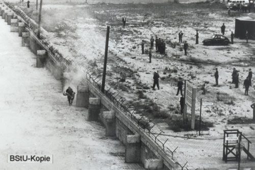 DDR-Grenzpolizisten transportieren den schwerverletzten Peter Fechter ab