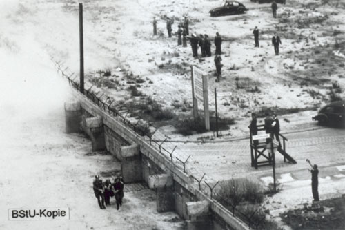 DDR-Grenzpolizisten transportieren den schwerverletzten Peter Fechter ab