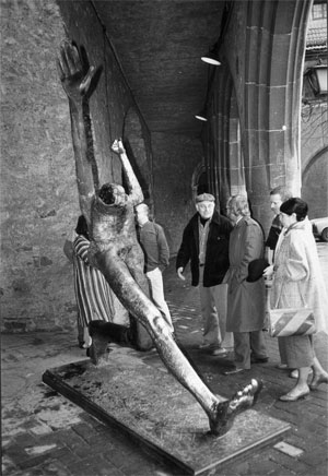 Wolfgang Mattheuer (Mitte) bei der Aufstellung des ersten Abgusses seiner Plastik im Hof der Galerie Moritzburg Halle 1987
(Foto: Archiv Mattheuer-Neustädt)