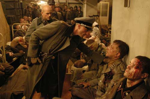 Filmszene: Christian Berkel (Professor Schenck, Arzt in der Reichskanzlei) und André Hennicke (SS-Gruppenführer Wilhelm Mohnke)