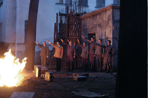 Filmszene: Alexander Held (Walter Hewel), Ulrich Matthes (Joseph Goebbels), Thomas Thieme (Martin Bormann), Justus von Dohnanyi (General Burgdorf), Rolf Kanies (General Krebs), Götz Otto (Otto Günsche), Thomas Limpinsel (Heinz Linge) und Christian Redl (General Jodl)