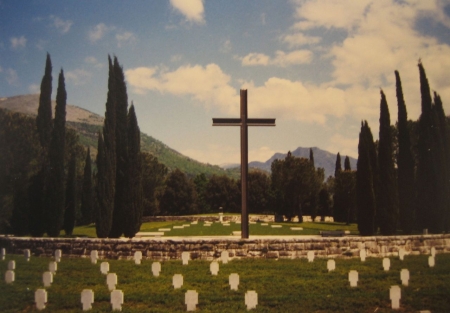 Deutsche Kriegsgräberstätte Cassino (Italien) mit 20.000 Gräbern, angelegt 1959–1964(VDK-Archiv Kassel) Deutsche Kriegsgräberstätte Cassino (Italien)