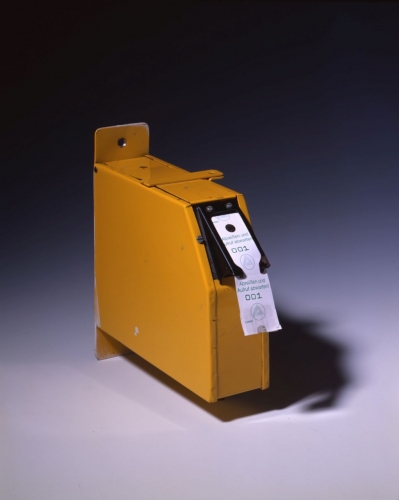 »Abreißen und Aufruf abwarten!« Kasten mit Nummernrolle aus dem Arbeitsamt Berlin-Kreuzberg (vor 1989) (Deutsches Historisches Museum)<br /> 