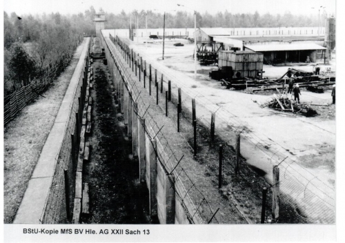 Arbeit von Häftlingen in der StVE Bitterfeld, 1983. Wie weiter oben erwähnt, wurden für die besonders belastenden Tätigkeiten in der Chemieindustrie seit 1983 kaum noch politische Häftlinge eingesetzt. (BStU, MfS BV Halle, AG XXII, Sach 13)