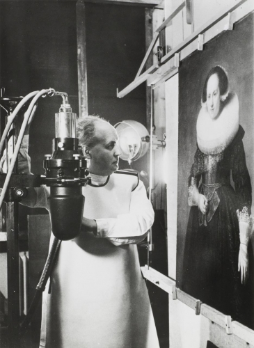 Der Fotograf Hans Roth beim Röntgen im Reichsinstitut für Maltechnik (Doerner-Institut), ca. 1938 (Foto: Hans Roth, © Doerner-Institut)<br /> 