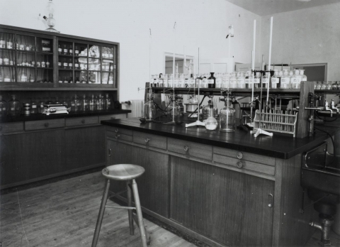 Farbenprüfraum des von Max Doerner gegründeten Reichsinstituts für Maltechnik (Doerner-Institut) in München, ca. 1938 (Foto: Hans Roth, © Doerner-Institut)<br /> 