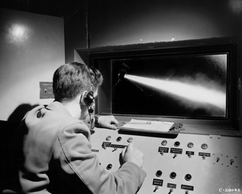 Die Materialität von Wissensproduktion: Mensch und Testapparat – Verfahren zur Kühlung von Brennkammern im NASA-Raketenlabor in Cleveland, Ohio, 1952 (Wikimedia Commons; NASA/Public Domain)