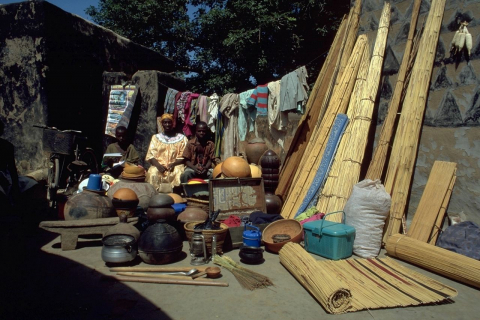 Sachbesitz als Forschungsthema: Fächer wie Archäologie und Ethnologie beschäftigen sich schon lange mit der Frage, welchen Stellenwert Gesellschaften ihrer jeweiligen Dingausstattung beimessen. Welche und wie viele Dinge gibt es an bestimmten Orten überhaupt? Woher stammen diese? Aus welchen Materialien sind sie gefertigt? Welche Traditionen, Nutzungsgewohnheiten, Geschlechterverhältnisse und sozialen Hierarchien lassen sich daraus ablesen? Hier das materielle Inventar eines ländlichen Haushalts in Burkina Faso, Provinz Nahouri, 2001. (© Hans Peter Hahn, Goethe-Universität Frankfurt a.M., Institut für Ethnologie)