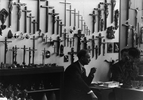 Heilsbringer im Angebot: Kruzifixe und andere Dinge des frommen Gebrauchs an einem Verkaufsstand auf der Konsumgutmesse in Frankfurt am Main, 1960 (bpk/Abisag Tüllmann)