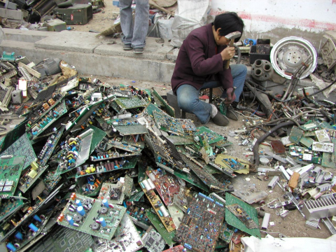 Die materielle Kehrseite des digitalen Kommunikationsbooms: Laut einer Studie der United Nations University sind 2014 rund 41,8 Millionen Tonnen Elektroschrott angefallen, mit weiter steigender Tendenz (<http://i.unu.edu/media/unu.edu/news/52624/UNU-1stGlobal-E-Waste-Monitor-2014-small.pdf>, S. 8). Ein Großteil des oft giftigen Mülls gelangt aus den westlichen Industrieländern nach China, wo er ohne besonderen Gesundheitsschutz von billigen Arbeitskräften sortiert wird – hier ein Foto aus dem Jahr 2004. (© Greenpeace/Lai Yun)