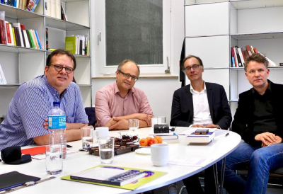 Beim Gespräch im Hamburger Institut für Sozialforschung(von links nach rechts: Winfried Süß, Thomas Schaarschmidt, Wolfgang Knöbl, Peter Ulrich Weiß)(Foto: Sabrina Broocks) Mit der Kampagne »Mein Freund ist Ausländer« bezog der DFB eine klare Position. Vor einem Heimspiel von Eintracht Frankfurt gegen den Hamburger SV im Dezember 1992 präsentierten Kinder verschiedener Nationalitäten dieses Transparent gegen Rassismus. (picture alliance/dpa/Dieter Roosen)