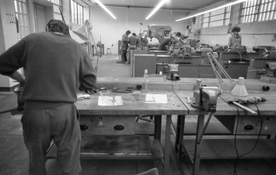 Justizvollzugsanstalt Frankfurt a.M. I, Gustav-Radbruch-Haus, Werkstatt, 26. November 1974(Bundesarchiv, B 145 Bild-F044236-0058, Foto: Ulrich Wienke) Justizvollzugsanstalt Frankfurt a.M. I, Gustav-Radbruch-Haus, Werkstatt, 26. November 1974 (Bundesarchiv, B 145 Bild-F044236-0058, Foto: Ulrich Wienke)