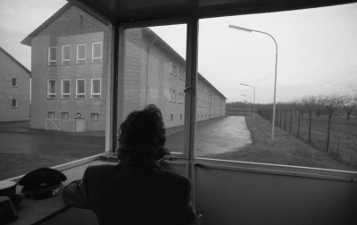 Justizvollzugsanstalt Frankfurt a.M. I, Gustav-Radbruch-Haus, Blick aus dem Wachhaus auf Gefängniszaun und Gebäude, 26. November 1974(Bundesarchiv, B 145 Bild-F044235-0030, Foto: Ulrich Wienke) Justizvollzugsanstalt Frankfurt a.M. I, Gustav-Radbruch-Haus, Blick aus dem Wachhaus auf Gefängniszaun und Gebäude, 26. November 1974 (Bundesarchiv, B 145 Bild-F044235-0030, Foto: Ulrich Wienke)
