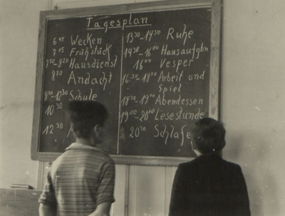 »Tagesplan« im Flüchtlingskinderheim Kleinglattbach (Landkreis Ludwigsburg) mit angegliederter Heimschule, zwischen 1945 und 1948(Landeskirchliches Archiv Stuttgart, U 127)