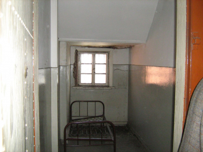 Das niedersächsische Freistatt, wo Friedrich von Bodelschwingh 1899 eine Zweiganstalt von Bethel gegründet hatte, gehörte auch nach 1945 zu denjenigen Orten in kirchlicher Trägerschaft, wo »schwer erziehbare« Kinder und Jugendliche einem besonders harten Disziplinarregime unterworfen waren. Körperliche Züchtigungen und Arreststrafen (hier eine ehemalige Zelle) gab es dort bis Anfang der 1970er-Jahre.(Wikimedia Commons/Public Domain, Foto von 2009) Das niedersächsische Freistatt, wo Friedrich von Bodelschwingh 1899 eine Zweiganstalt von Bethel gegründet hatte, gehörte auch nach 1945 zu denjenigen Orten in kirchlicher Trägerschaft, wo »schwer erziehbare« Kinder und Jugendliche einem besonders harten Disziplinarregime unterworfen waren. Körperliche Züchtigungen und Arreststrafen (hier eine ehemalige Zelle) gab es dort bis Anfang der 1970er-Jahre. (Wikimedia Commons/Public Domain, Foto von 2009)