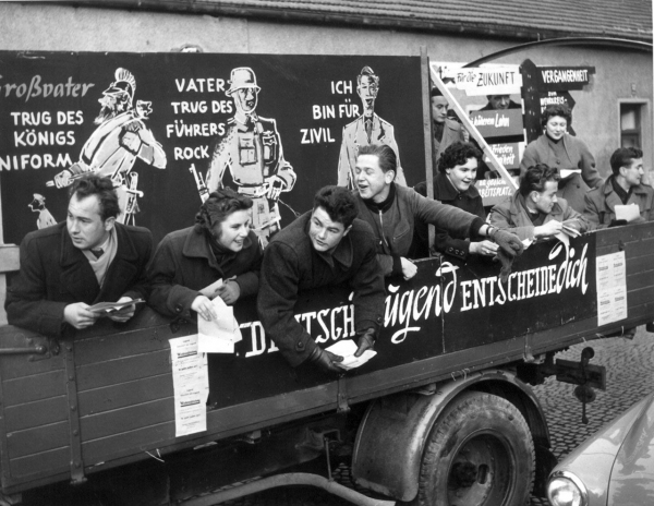 »Ich bin für Zivil«: Die bayerische Gewerkschaftsjugend demonstriert im November 1954 in München gegen die geplante Wiederbewaffnung der Bundesrepublik.(picture alliance/dpa) »Ich bin für Zivil«: Die bayerische Gewerkschaftsjugend demonstriert im November 1954 in München gegen die geplante Wiederbewaffnung der Bundesrepublik. (picture alliance/dpa)