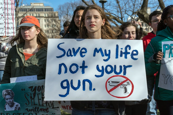 Nach dem Schulmassaker in Parkland/Florida am 14. Februar 2018 organisierten Schülerinnen und Schüler im ganzen Land Proteste gegen die US-amerikanischen Waffengesetze und die National Rifle Association. Beim »National Walkout Day« einen Monat nach dem Anschlag fotografierte Lorie Shaull diese Demonstrantinnen vor dem Weißen Haus in Washington, DC.(Wikimedia Commons, Lorie Shaull from Washington, United States, Save my life not your gun, a student participating in National Walkout Day at the White House, Washington DC (39914351005), CC BY-SA 2.0) Nach dem Schulmassaker in Parkland/Florida am 14. Februar 2018 organisierten Schülerinnen und Schüler im ganzen Land Proteste gegen die US-amerikanischen Waffengesetze und die National Rifle Association. Beim »National Walkout Day« einen Monat nach dem Anschlag fotografierte Lorie Shaull diese Demonstrantinnen vor dem Weißen Haus in Washington, DC. (Wikimedia Commons, Lorie Shaull from Washington, United States, Save my life not your gun, a student participating in National Walkout Day at the White House, Washington DC (39914351005), CC BY-SA 2.0)
