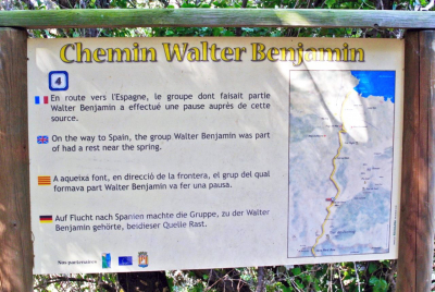 Der Chemin Walter Benjamin ist auf der französischen Seite der Grenze seit 2007 als Erinnerungsweg ausgeschildert. Die Tafel Nr. 4 informiert, dass Walter Benjamins Gruppe an einer bestimmten Quelle gerastet habe. In Lisa Fittkos Lebenserinnerungen findet sich diese Angabe nicht.(Foto: Verena Boos) * Übersetzung von Marcel Streng. Dieser Beitrag ist die um ein Postskript ergänzte deutsche Version des Textes: Urgence et Attente. Enquête sur le temps dans les camps contemporains, in: Écrire l’histoire 16 (2016), S. 175-183. Wir danken der Redaktion für die freundliche Erlaubnis zur Übersetzung.
