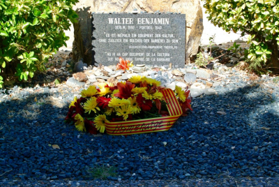 Würdigung des deutschen Philosophen in den katalanischen Nationalfarben Rot und Gelb. Die Inschrift des Gedenksteins ist auf Deutsch und Katalanisch verfasst. (Foto: Verena Boos) Würdigung des deutschen Philosophen in den katalanischen Nationalfarben Rot und Gelb. Die Inschrift des Gedenksteins ist auf Deutsch und Katalanisch verfasst. (Foto: Verena Boos)