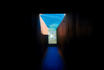 Im »Passagen«-Denkmal von Dani Karavan führen 70 Stufen hinab zum Meer. Der Strudel jenseits der Glasscheibe ist integraler Bestandteil des Kunstwerkes; er schlägt eine Brücke zwischen Natur und Kultur, Land und Wasser, Stillstand und Bewegung.(Foto: Verena Boos) Im »Passagen«-Denkmal von Dani Karavan führen 70 Stufen hinab zum Meer. Der Strudel jenseits der Glasscheibe ist integraler Bestandteil des Kunstwerkes; er schlägt eine Brücke zwischen Natur und Kultur, Land und Wasser, Stillstand und Bewegung.(Foto: Verena Boos)