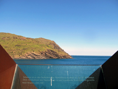 Das Denkmal würdigt Benjamin mit seinen eigenen Worten: »Schwerer ist es, das Gedächtnis der Namenlosen zu ehren als das der Berühmten. Dem Gedächtnis der Namenlosen ist die historische Konstruktion geweiht.«(Wikimedia Commons, Nostrix, Memorial Walter Benjamin Portbou 004, CC BY-SA 3.0) Das Denkmal würdigt Benjamin mit seinen eigenen Worten: »Schwerer ist es, das Gedächtnis der Namenlosen zu ehren als das der Berühmten. Dem Gedächtnis der Namenlosen ist die historische Konstruktion geweiht.«(Wikimedia Commons, Nostrix, Memorial Walter Benjamin Portbou 004, CC BY-SA 3.0)