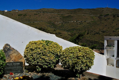 Über den Gedenkstein und die Friedhofsmauer von Portbou hinweg sieht man die Passstraße zum Coll dels Belitres. Im Herbst 1940 kontrollierte die Gestapo die Straße, weshalb Benjamin die beschwerliche Route über den Coll de Rumpissar nehmen musste. (Foto: Verena Boos) Über den Gedenkstein und die Friedhofsmauer von Portbou hinweg sieht man die Passstraße zum Coll dels Belitres. Im Herbst 1940 kontrollierte die Gestapo die Straße, weshalb Benjamin die beschwerliche Route über den Coll de Rumpissar nehmen musste. (Foto: Verena Boos)