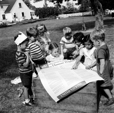 New Yorker Kinder betrachten die Allgemeine Erklärung der Menschenrechte von 1948 am zweiten Jahrestag ihrer Verkündung. (Flickr, United Nations Photo; Lizenz: CC BY-NC-ND 2.0)