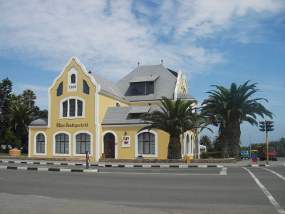 Altes Amtsgericht in Swakopmund, Namibia, der ehemaligen Kolonie Deutsch-Südwestafrika (Wikimedia Commons, Uploaded on April 24, 2006 by SqueakyMarmot, Altes Amtsgericht Swakopmund, CC BY 2.0)