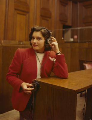 Dolmetscherin Elly Kupfer präsentiert die neue Simultan-Anlage bei einem Fototermin (Stadtarchiv Nürnberg, A 65/II Nr. RA-045-D; Foto: Ray D’Addario)