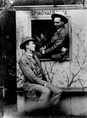 Oskar Cohn und Karl Liebknecht, vermutlich während ihrer Studienzeit Anfang der 1890er-Jahre im Ausflugslokal »Spandauer Bock« (mit freundlicher Erlaubnis des Karl Dietz Verlags Berlin; Fotograf/in unbekannt)