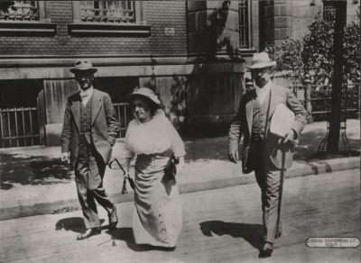 Die Anwälte Paul Levi (links) und Kurt Rosenfeld (rechts) mit ihrer Mandantin Rosa Luxemburg vor dem Berliner Landgericht in Moabit, 1914 (Bundesarchiv, BildY 10-RL4-1209, Fotograf/in unbekannt)