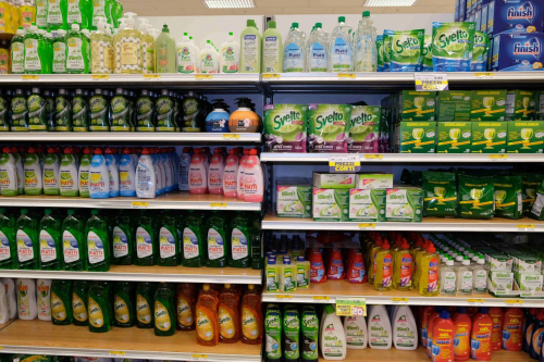 Die Diversitätsästhetik der kapitalistischen Warenwelt: ein in Regalen aufgereihtes Nebeneinander von vielen Dingen, die sich in diskrete Gruppen mit ausgeprägtem Markenprofil ordnen und sich darüber dem potenziellen Käufer anbieten. Diversität ist nicht zuletzt ein Produkt und das Medium der liberalen Marktökonomie. (Arezzo/Italien, 3. August 2018; Foto: Georg Toepfer)