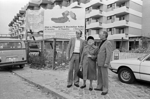 1983 eröffnete im Süden Hamburgs das von der katholischen Kirche getragene Alten- und Pflegeheim S. Maximilian Kolbe. Der Bau wurde unter anderem aus Mitteln der ARD-Fernsehlotterie »Ein Platz an der Sonne« finanziert. Die absolute Zahl der von gemeinnützigen Trägern bereitgestellten Heim- und Pflegeplätze stieg in den 1980er-Jahren leicht an. Der Anteil des gemeinnützigen stationären Sektors blieb in dieser Dekade konstant, während die öffentliche Hand ihr Angebot verringerte und die gewerblichen Träger ihren Anteil steigern konnten. Neubauten waren architektonisch zunehmend auf Konzepte des betreuten Wohnens orientiert. (ddp/United Archives)