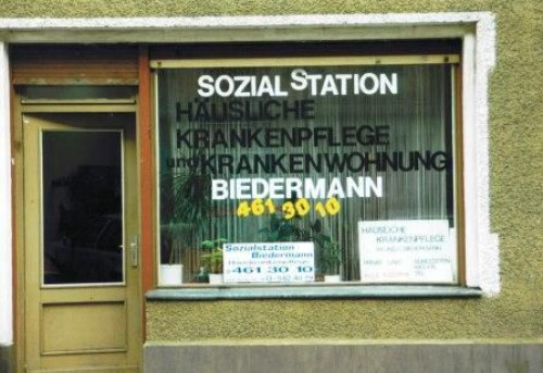 1987 gründeten Caroline und Michael Biedermann, beide in der Krankenpflege ausgebildet, den Pflegedienst »Häusliche Krankenpflege C. und M. Biedermann« (heute »Sozialstation Biedermann GmbH«). Das erste Büro war in der Jagowstraße 35 in Berlin-Moabit, wo die Geschwister gut sichtbar die Räume eines Ladengeschäfts nutzten. Das Zwei-Personen-Unternehmen wuchs im Laufe der Zeit: 2012 beschäftigte der Pflegedienst, der neben häuslicher Pflege auch Kurzzeitpflege anbietet, über 100 Mitarbeiter*innen. (Sozialstation Biedermann GmbH, Archiv)