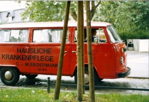 Das erste Fahrzeug der Sozialstation Biedermann war ein selbstlackierter VW-Bus. Die meisten ambulanten Pflegedienste verfügen über Dienstwagen, damit die Pfleger*innen die geographisch verteilt wohnenden Kund*innen versorgen können. Die Fahrzeuge dienen auch als Werbeträger. In einigen Orten gibt es mittlerweile Bemühungen, den Einsatz von Elektrofahrrädern für die ambulante Pflege zu fördern. (Sozialstation Biedermann GmbH, Archiv)